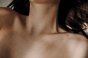 Piel humana en detalle con luz natural suave, reflejando el concepto sensorial de Fittonia Natural Aesthetic.