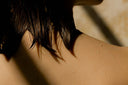 Detalle de piel humana en luz suave y silenciosa, evocando introspección y cuidado consciente en Fittonia Natural Aesthetic.